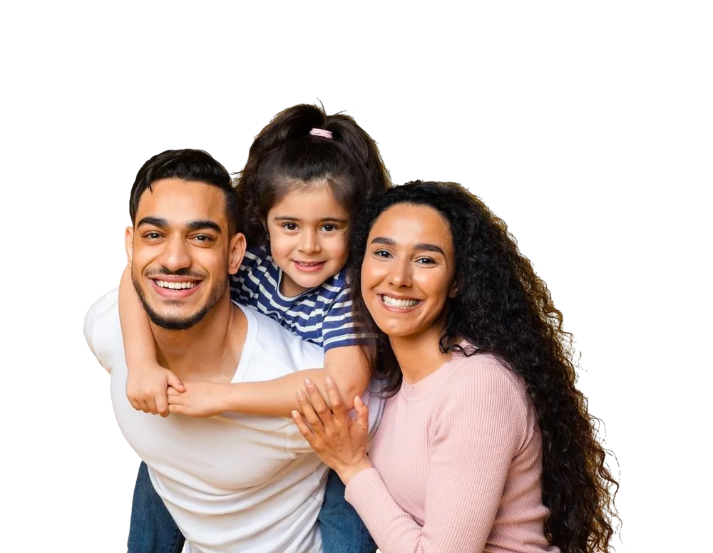 Familia sonriente protegida por Umbrella Seguros